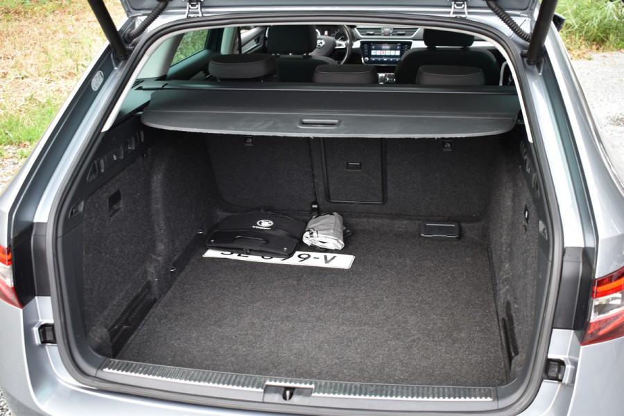 Škoda Superb Combi TSI ACT 150PK DSG AMBITION BUSINESS NAVI/CARPLAY/TREKHAAK/PANORAMADAK Škoda Superb Combi TSI ACT 150PK DSG AMBITION BUSINESS NAVI/CARPLAY/TREKHAAK/PANORAMADAK