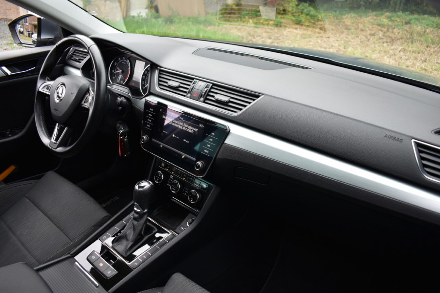 Škoda Superb Combi TSI ACT 150PK DSG AMBITION BUSINESS NAVI/CARPLAY/TREKHAAK/PANORAMADAK Škoda Superb Combi TSI ACT 150PK DSG AMBITION BUSINESS NAVI/CARPLAY/TREKHAAK/PANORAMADAK