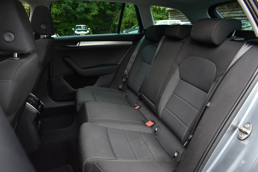 Škoda Superb Combi TSI ACT 150PK DSG AMBITION BUSINESS NAVI/CARPLAY/TREKHAAK/PANORAMADAK Škoda Superb Combi TSI ACT 150PK DSG AMBITION BUSINESS NAVI/CARPLAY/TREKHAAK/PANORAMADAK