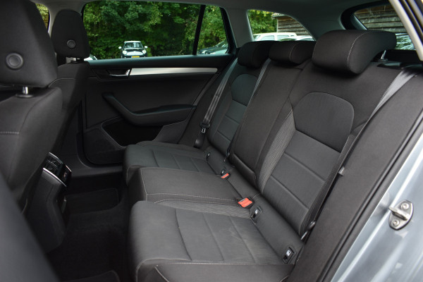 Škoda Superb Combi TSI ACT 150PK DSG AMBITION BUSINESS NAVI/CARPLAY/TREKHAAK/PANORAMADAK Škoda Superb Combi TSI ACT 150PK DSG AMBITION BUSINESS NAVI/CARPLAY/TREKHAAK/PANORAMADAK