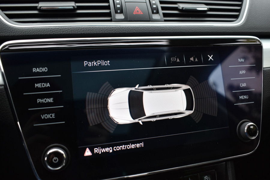 Škoda Superb Combi TSI ACT 150PK DSG AMBITION BUSINESS NAVI/CARPLAY/TREKHAAK/PANORAMADAK Škoda Superb Combi TSI ACT 150PK DSG AMBITION BUSINESS NAVI/CARPLAY/TREKHAAK/PANORAMADAK