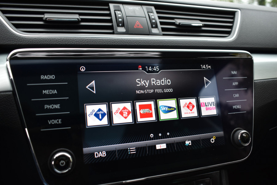 Škoda Superb Combi TSI ACT 150PK DSG AMBITION BUSINESS NAVI/CARPLAY/TREKHAAK/PANORAMADAK Škoda Superb Combi TSI ACT 150PK DSG AMBITION BUSINESS NAVI/CARPLAY/TREKHAAK/PANORAMADAK