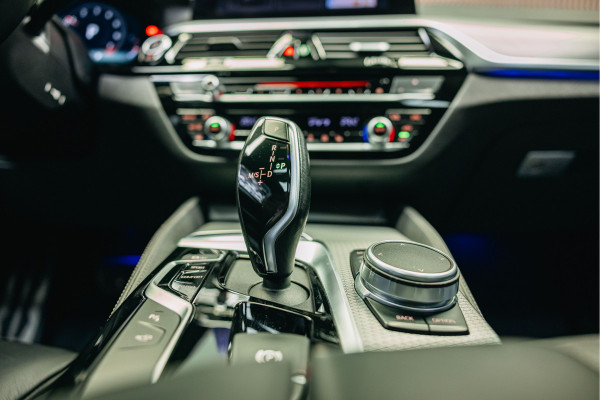 BMW 5 Serie 540i High Executive Edition | Pano | Head-Up | M-Sportpakket | Dealer Onderhouden | BMW 5 Serie 540i High Executive Edition | Pano | Head-Up | M-Sportpakket | Dealer Onderhouden |