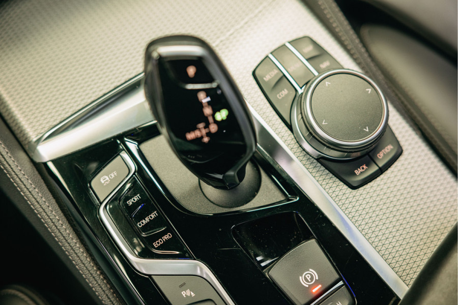 BMW 5 Serie 540i High Executive Edition | Pano | Head-Up | M-Sportpakket | Dealer Onderhouden | BMW 5 Serie 540i High Executive Edition | Pano | Head-Up | M-Sportpakket | Dealer Onderhouden |