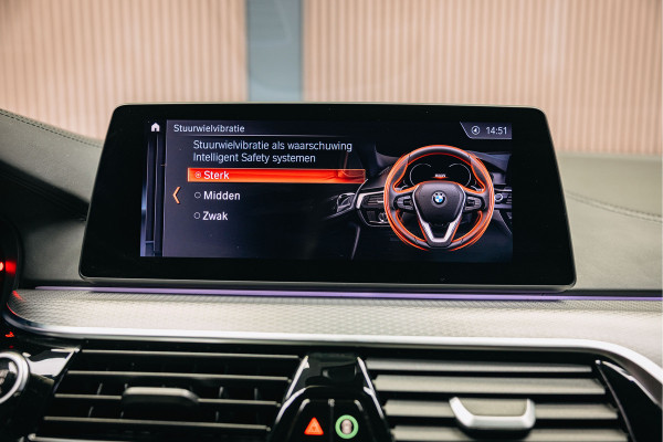 BMW 5 Serie 540i High Executive Edition | Pano | Head-Up | M-Sportpakket | Dealer Onderhouden | BMW 5 Serie 540i High Executive Edition | Pano | Head-Up | M-Sportpakket | Dealer Onderhouden |