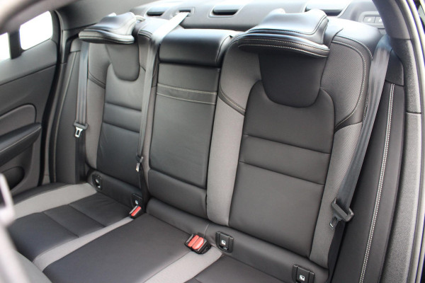 Volvo S60 2.0 B3 R-Design | Wegklapbare Trekhaak | Lederen Stoelbekleding | Climate Control | Cruise Control | Achteruitrijcamera | Volvo S60 2.0 B3 R-Design | Wegklapbare Trekhaak | Lederen Stoelbekleding | Climate Control | Cruise Control | Achteruitrijcamera |