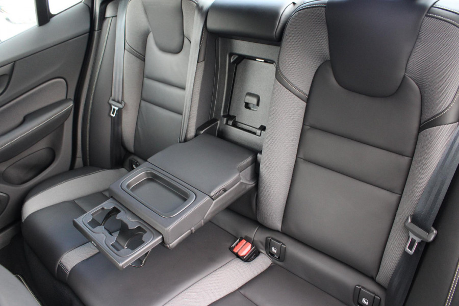 Volvo S60 2.0 B3 R-Design | Wegklapbare Trekhaak | Lederen Stoelbekleding | Climate Control | Cruise Control | Achteruitrijcamera | Volvo S60 2.0 B3 R-Design | Wegklapbare Trekhaak | Lederen Stoelbekleding | Climate Control | Cruise Control | Achteruitrijcamera |