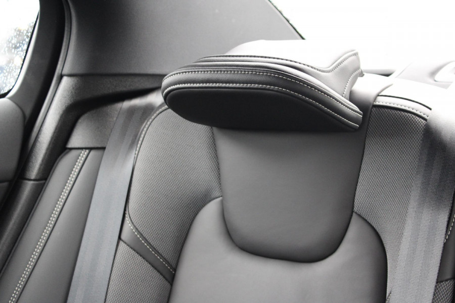 Volvo S60 2.0 B3 R-Design | Wegklapbare Trekhaak | Lederen Stoelbekleding | Climate Control | Cruise Control | Achteruitrijcamera | Volvo S60 2.0 B3 R-Design | Wegklapbare Trekhaak | Lederen Stoelbekleding | Climate Control | Cruise Control | Achteruitrijcamera |