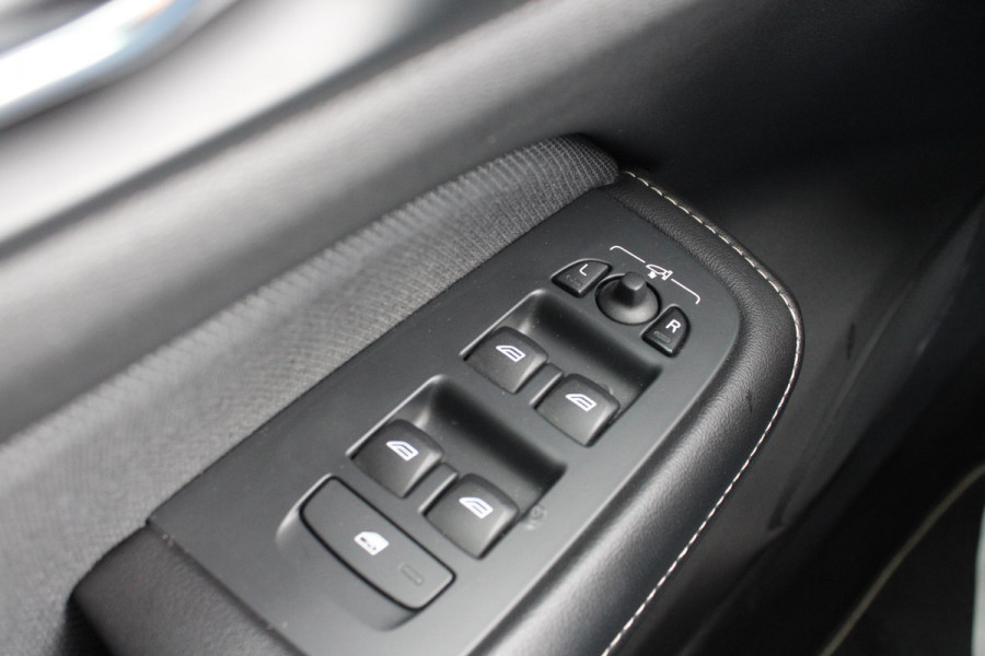 Volvo S60 2.0 B3 R-Design | Wegklapbare Trekhaak | Lederen Stoelbekleding | Climate Control | Cruise Control | Achteruitrijcamera | Volvo S60 2.0 B3 R-Design | Wegklapbare Trekhaak | Lederen Stoelbekleding | Climate Control | Cruise Control | Achteruitrijcamera |