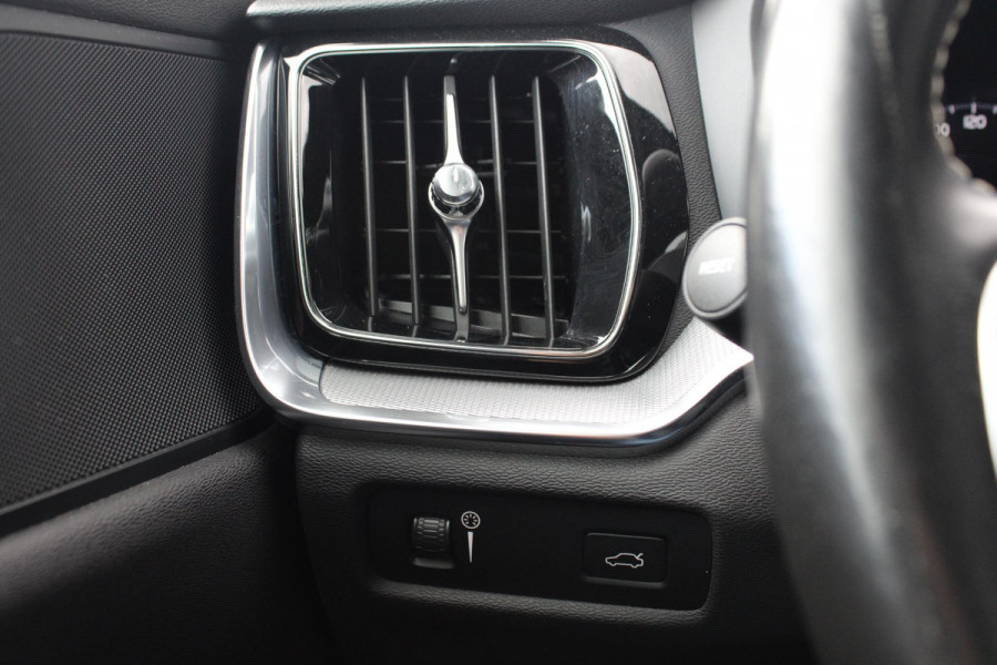 Volvo S60 2.0 B3 R-Design | Wegklapbare Trekhaak | Lederen Stoelbekleding | Climate Control | Cruise Control | Achteruitrijcamera | Volvo S60 2.0 B3 R-Design | Wegklapbare Trekhaak | Lederen Stoelbekleding | Climate Control | Cruise Control | Achteruitrijcamera |