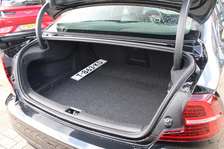 Volvo S60 2.0 B3 R-Design | Wegklapbare Trekhaak | Lederen Stoelbekleding | Climate Control | Cruise Control | Achteruitrijcamera | Volvo S60 2.0 B3 R-Design | Wegklapbare Trekhaak | Lederen Stoelbekleding | Climate Control | Cruise Control | Achteruitrijcamera |