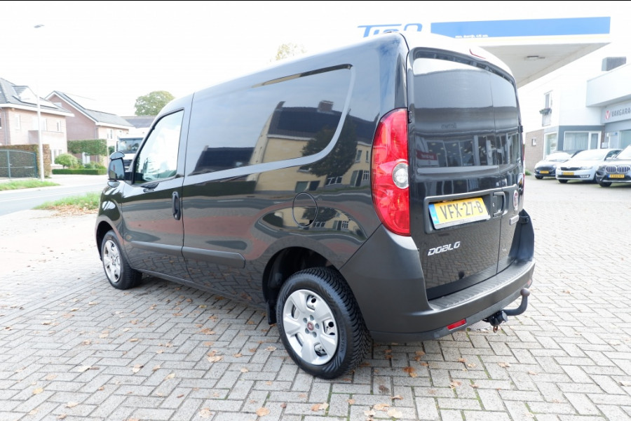 Fiat Dobló Cargo 1.6 MJ L1H1 PRO Edition 3 pers. / Navi / Cruise /Rijklaarprijs! Fiat Dobló Cargo 1.6 MJ L1H1 PRO Edition 3 pers. / Navi / Cruise /Rijklaarprijs!