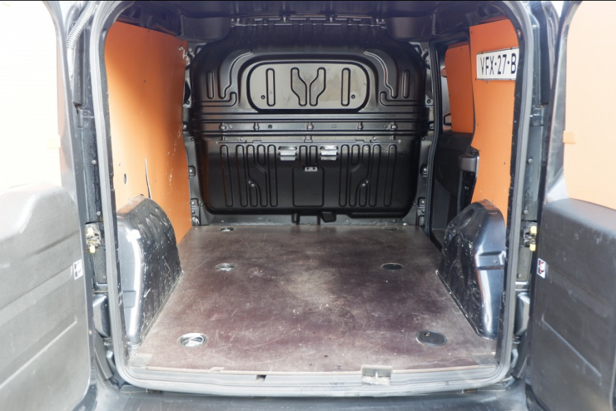 Fiat Dobló Cargo 1.6 MJ L1H1 PRO Edition 3 pers. / Navi / Cruise /Rijklaarprijs! Fiat Dobló Cargo 1.6 MJ L1H1 PRO Edition 3 pers. / Navi / Cruise /Rijklaarprijs!