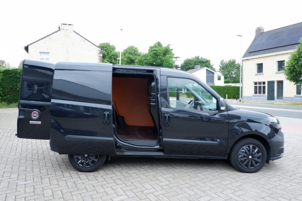 Fiat Dobló Cargo 1.6 MJ L1H1 PRO Edition 3 pers. / Navi / Cruise /Rijklaarprijs! Fiat Dobló Cargo 1.6 MJ L1H1 PRO Edition 3 pers. / Navi / Cruise /Rijklaarprijs!