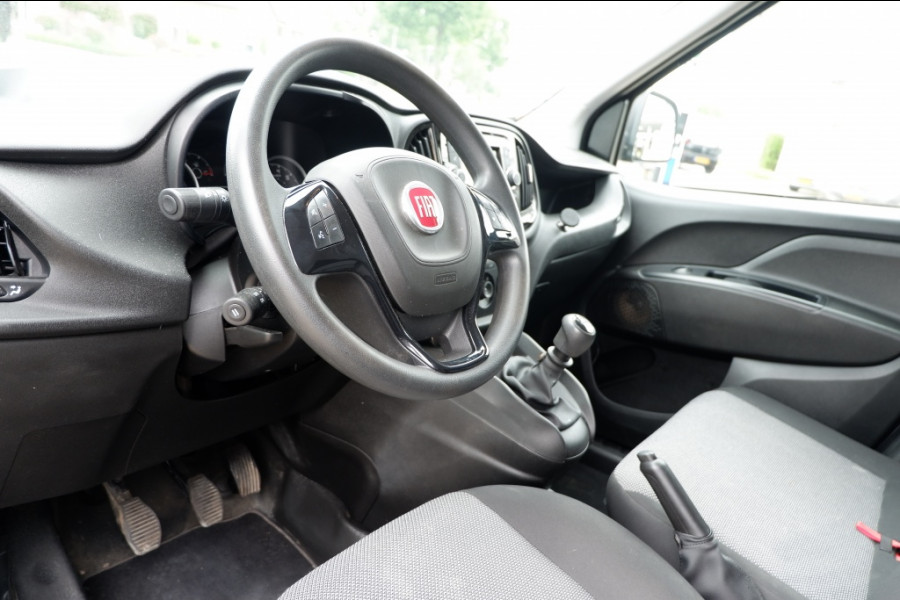 Fiat Dobló Cargo 1.6 MJ L1H1 PRO Edition 3 pers. / Navi / Cruise /Rijklaarprijs! Fiat Dobló Cargo 1.6 MJ L1H1 PRO Edition 3 pers. / Navi / Cruise /Rijklaarprijs!