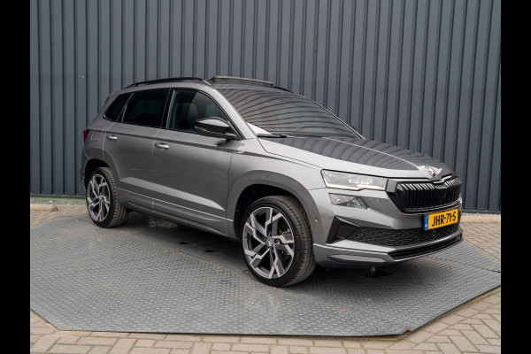 Škoda Karoq 1.5 TSI ACT Sportline Business | Panodak | Trekhaak wegkl. | 360 Camera | 19'' | Elk. A-klep | Prijs Rijklaar!! Škoda Karoq 1.5 TSI ACT Sportline Business | Panodak | Trekhaak wegkl. | 360 Camera | 19'' | Elk. A-klep | Prijs Rijklaar!!
