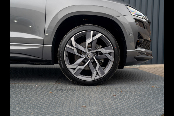 Škoda Karoq 1.5 TSI ACT Sportline Business | Panodak | Trekhaak wegkl. | 360 Camera | 19'' | Elk. A-klep | Prijs Rijklaar!! Škoda Karoq 1.5 TSI ACT Sportline Business | Panodak | Trekhaak wegkl. | 360 Camera | 19'' | Elk. A-klep | Prijs Rijklaar!!