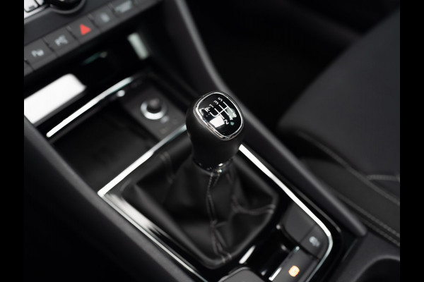 Škoda Karoq 1.5 TSI ACT Sportline Business | Panodak | Trekhaak wegkl. | 360 Camera | 19'' | Elk. A-klep | Prijs Rijklaar!! Škoda Karoq 1.5 TSI ACT Sportline Business | Panodak | Trekhaak wegkl. | 360 Camera | 19'' | Elk. A-klep | Prijs Rijklaar!!