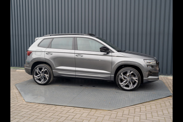 Škoda Karoq 1.5 TSI ACT Sportline Business | Panodak | Trekhaak wegkl. | 360 Camera | 19'' | Elk. A-klep | Prijs Rijklaar!! Škoda Karoq 1.5 TSI ACT Sportline Business | Panodak | Trekhaak wegkl. | 360 Camera | 19'' | Elk. A-klep | Prijs Rijklaar!!