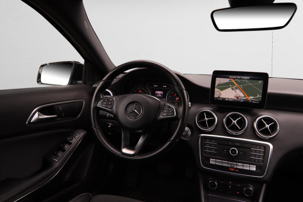Mercedes-Benz A-Klasse 180 Business Solution AMG Aut.|19 Inch Camera Cruise Control led koplampen Navigatie Carplay & Android Auto