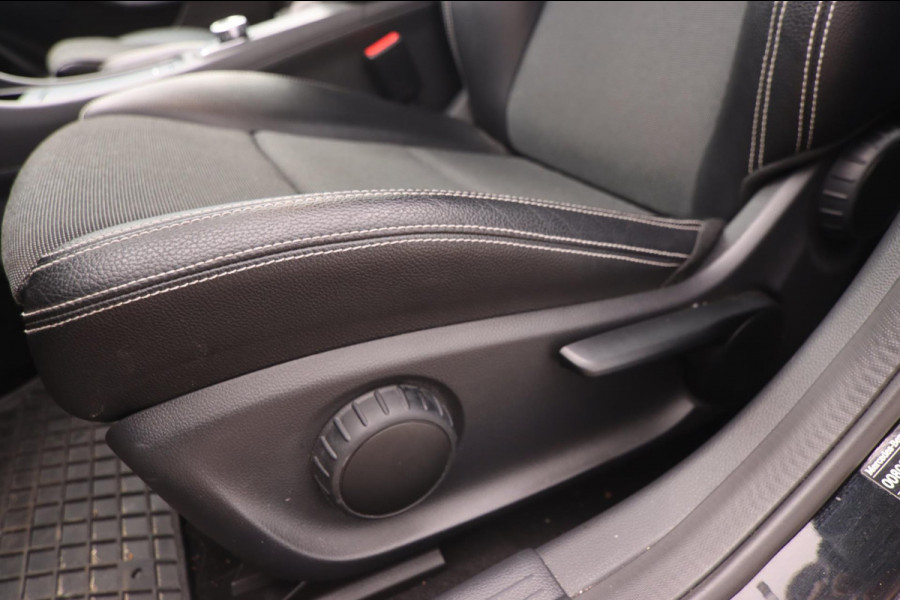 Mercedes-Benz A-Klasse 180 Business Solution AMG Aut.|19 Inch Camera Cruise Control led koplampen Navigatie Carplay & Android Auto