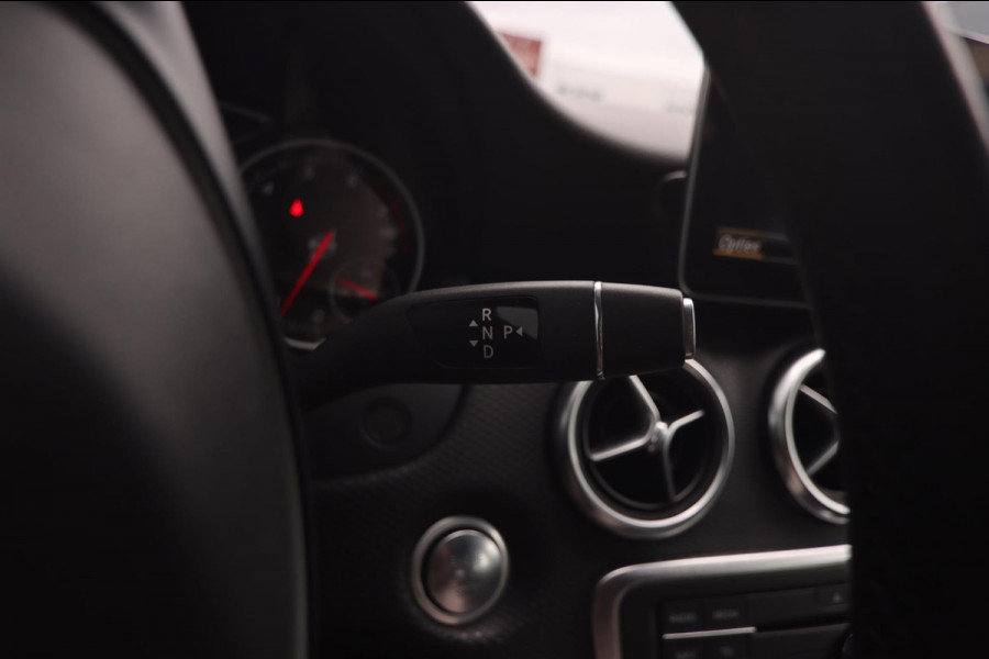 Mercedes-Benz A-Klasse 180 Business Solution AMG Aut.|19 Inch Camera Cruise Control led koplampen Navigatie Carplay & Android Auto