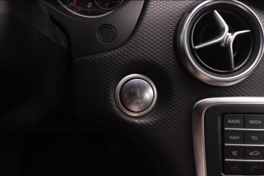 Mercedes-Benz A-Klasse 180 Business Solution AMG Aut.|19 Inch Camera Cruise Control led koplampen Navigatie Carplay & Android Auto