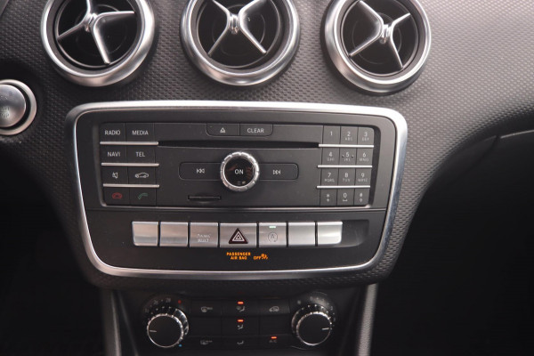 Mercedes-Benz A-Klasse 180 Business Solution AMG Aut.|19 Inch Camera Cruise Control led koplampen Navigatie Carplay & Android Auto