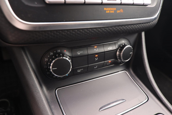 Mercedes-Benz A-Klasse 180 Business Solution AMG Aut.|19 Inch Camera Cruise Control led koplampen Navigatie Carplay & Android Auto