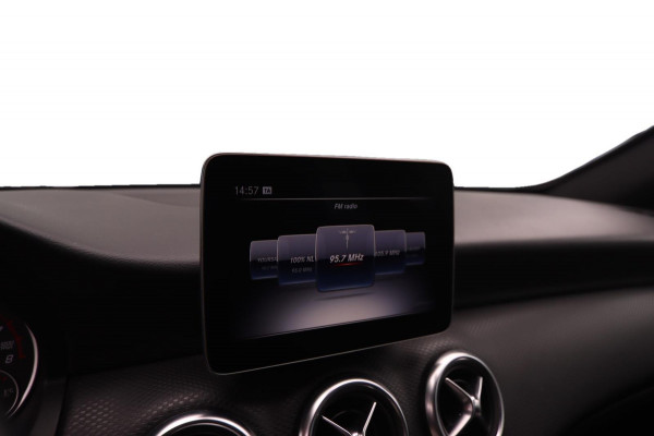Mercedes-Benz A-Klasse 180 Business Solution AMG Aut.|19 Inch Camera Cruise Control led koplampen Navigatie Carplay & Android Auto