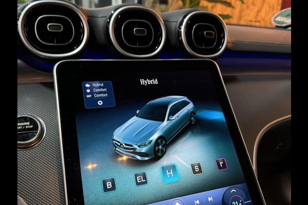 Mercedes-Benz C-Klasse Estate 300 e AMG Line Garantie Trekhaak Massage Pano Ambient 360 Blindspot Elek Achterklep StoelVW Rijklaar Mercedes-Benz C-Klasse Estate 300 e AMG Line Garantie Trekhaak Massage Pano Ambient 360 Blindspot Elek Achterklep StoelVW Rijklaar