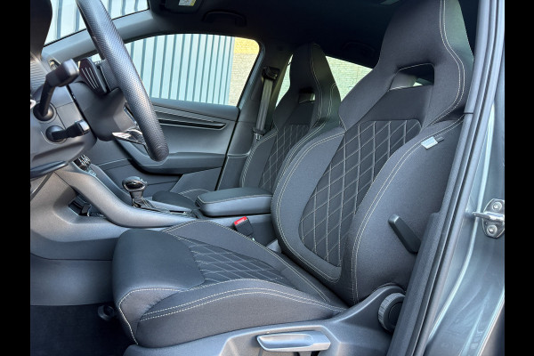 Škoda Karoq 1.5 TSI 150Pk ACT Sportline Business | Trekhaak wegkl. | Elk. A-klep | Camera | Keyless | Adapt. Cr. | Prijs Rijklaar!! Škoda Karoq 1.5 TSI 150Pk ACT Sportline Business | Trekhaak wegkl. | Elk. A-klep | Camera | Keyless | Adapt. Cr. | Prijs Rijklaar!!