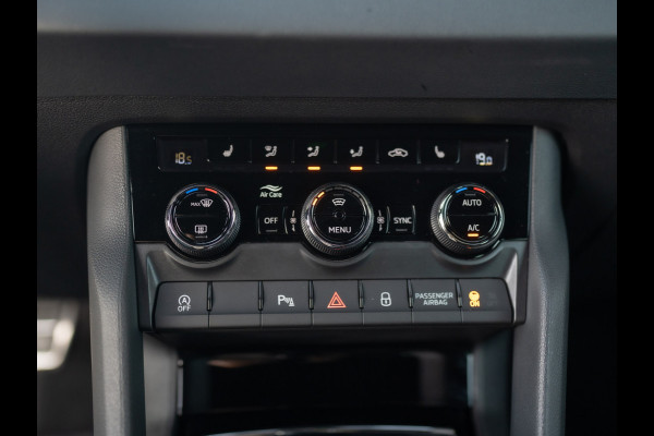 Škoda Karoq 1.5 TSI 150Pk ACT Sportline Business | Trekhaak wegkl. | Elk. A-klep | Camera | Keyless | Adapt. Cr. | Prijs Rijklaar!! Škoda Karoq 1.5 TSI 150Pk ACT Sportline Business | Trekhaak wegkl. | Elk. A-klep | Camera | Keyless | Adapt. Cr. | Prijs Rijklaar!!