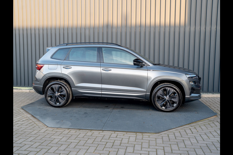 Škoda Karoq 1.5 TSI 150Pk ACT Sportline Business | Trekhaak wegkl. | Elk. A-klep | Camera | Keyless | Adapt. Cr. | Prijs Rijklaar!! Škoda Karoq 1.5 TSI 150Pk ACT Sportline Business | Trekhaak wegkl. | Elk. A-klep | Camera | Keyless | Adapt. Cr. | Prijs Rijklaar!!