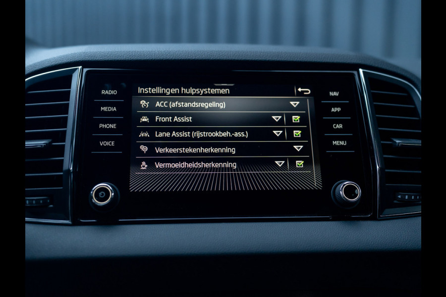 Škoda Karoq 1.5 TSI ACT Business Edition Plus | Keyless | Camera | Elk. A-klep | Adapt. Cr. | Prijs Rijklaar!! Škoda Karoq 1.5 TSI ACT Business Edition Plus | Keyless | Camera | Elk. A-klep | Adapt. Cr. | Prijs Rijklaar!!