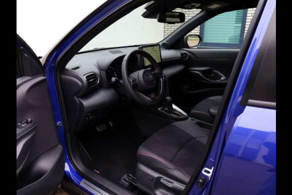 Toyota Yaris Cross 1.5 Hyb 130 GR Sport | Nieuw | Bi-Tone | Stoel/Stuurwielverwarmi