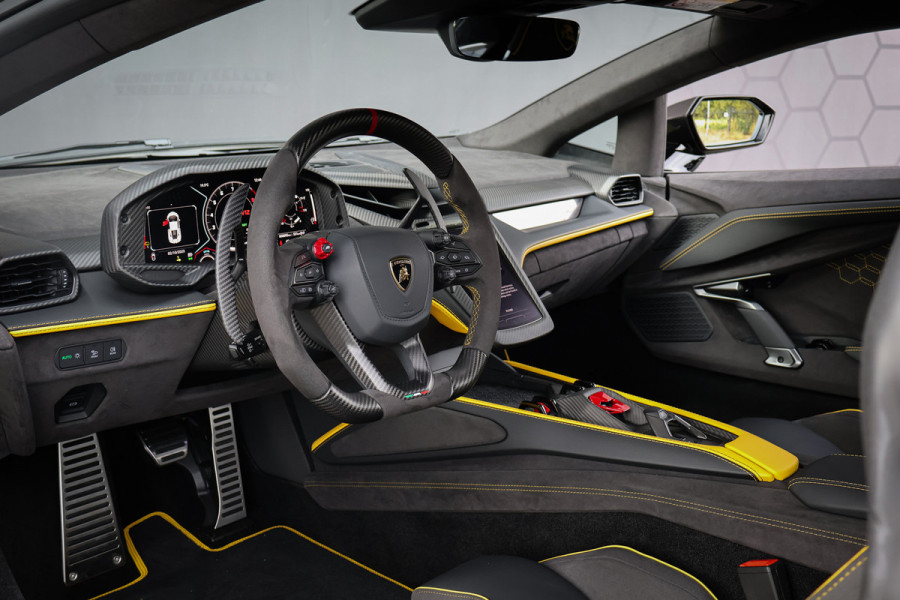 Lamborghini Revuelto | LIFT | CARBON IN & EXTERIEUR | PASSENGER DISPLAY | ADAPTIVE CRUISE | APPLE CARPLAY | SONUS FABER SOUND | PARKING PACK | HEADLA