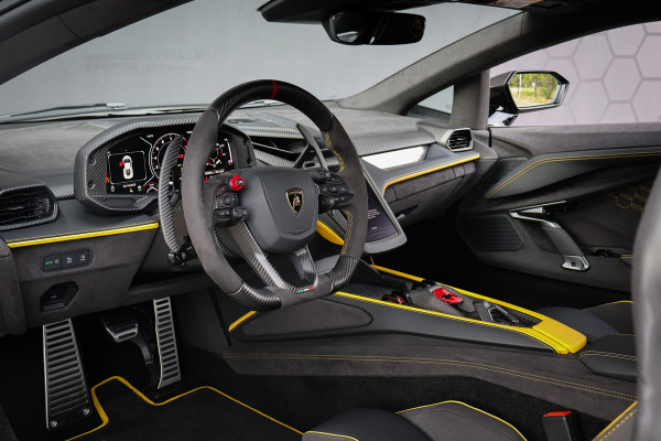 Lamborghini Revuelto | LIFT | CARBON IN & EXTERIEUR | PASSENGER DISPLAY | ADAPTIVE CRUISE | APPLE CARPLAY | SONUS FABER SOUND | PARKING PACK | HEADLA