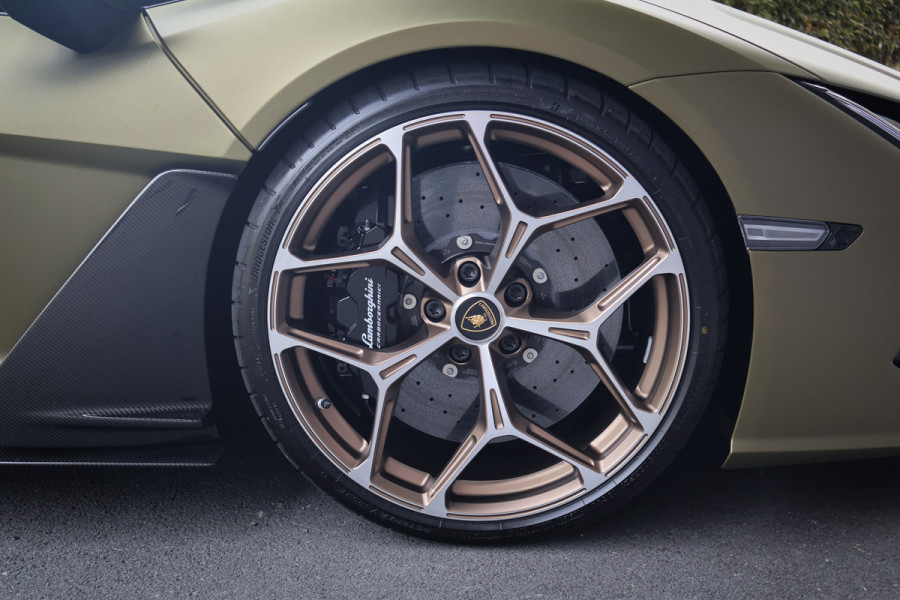 Lamborghini Revuelto | LIFT | CARBON IN & EXTERIEUR | PASSENGER DISPLAY | ADAPTIVE CRUISE | APPLE CARPLAY | SONUS FABER SOUND | PARKING PACK | HEADLA