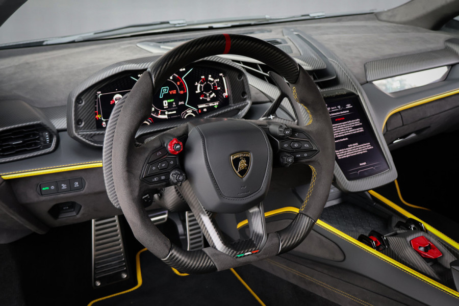 Lamborghini Revuelto | LIFT | CARBON IN & EXTERIEUR | PASSENGER DISPLAY | ADAPTIVE CRUISE | APPLE CARPLAY | SONUS FABER SOUND | PARKING PACK | HEADLA