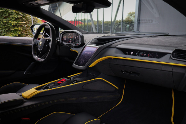 Lamborghini Revuelto | LIFT | CARBON IN & EXTERIEUR | PASSENGER DISPLAY | ADAPTIVE CRUISE | APPLE CARPLAY | SONUS FABER SOUND | PARKING PACK | HEADLA