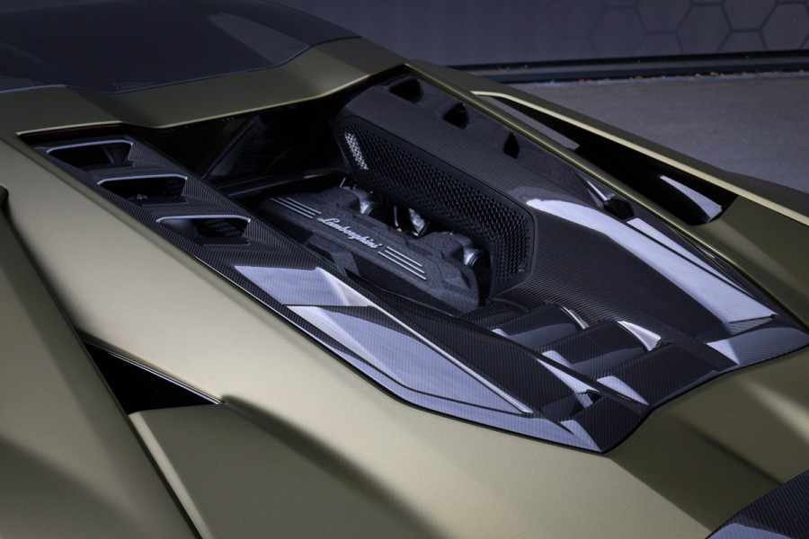 Lamborghini Revuelto | LIFT | CARBON IN & EXTERIEUR | PASSENGER DISPLAY | ADAPTIVE CRUISE | APPLE CARPLAY | SONUS FABER SOUND | PARKING PACK | HEADLA