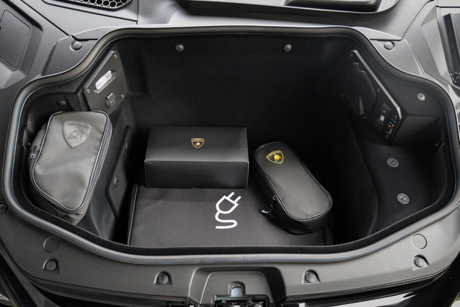 Lamborghini Revuelto | LIFT | CARBON IN & EXTERIEUR | PASSENGER DISPLAY | ADAPTIVE CRUISE | APPLE CARPLAY | SONUS FABER SOUND | PARKING PACK | HEADLA