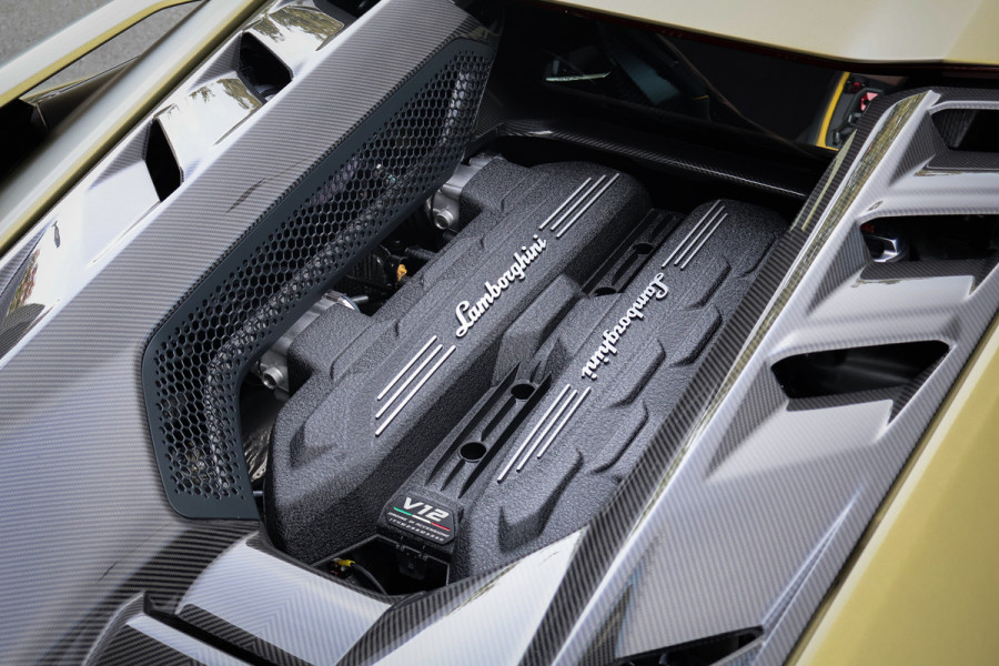 Lamborghini Revuelto | LIFT | CARBON IN & EXTERIEUR | PASSENGER DISPLAY | ADAPTIVE CRUISE | APPLE CARPLAY | SONUS FABER SOUND | PARKING PACK | HEADLA