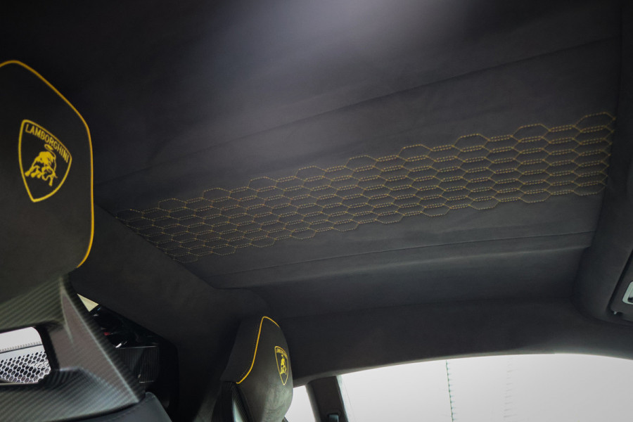 Lamborghini Revuelto | LIFT | CARBON IN & EXTERIEUR | PASSENGER DISPLAY | ADAPTIVE CRUISE | APPLE CARPLAY | SONUS FABER SOUND | PARKING PACK | HEADLA