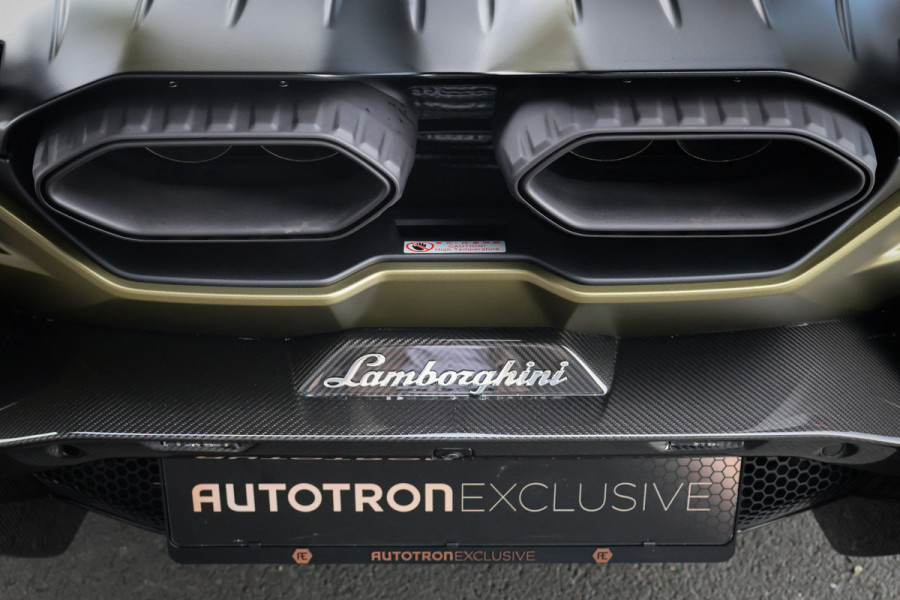 Lamborghini Revuelto | LIFT | CARBON IN & EXTERIEUR | PASSENGER DISPLAY | ADAPTIVE CRUISE | APPLE CARPLAY | SONUS FABER SOUND | PARKING PACK | HEADLA