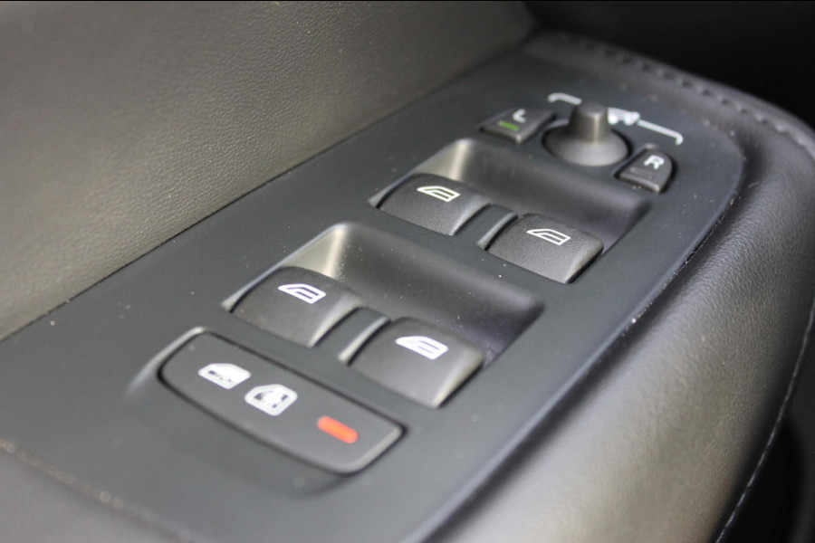 Volvo XC60 2.0 T6 Plug-in hybrid AWD Plus Dark Adaptieve cruise control / Panoramisch schuif-kanteldak / Lederen bekleding / 19" lm velgen / Google infotainment Volvo XC60 2.0 T6 Plug-in hybrid AWD Plus Dark Adaptieve cruise control / Panoramisch schuif-kanteldak / Lederen bekleding / 19" lm velgen / Google infotainment