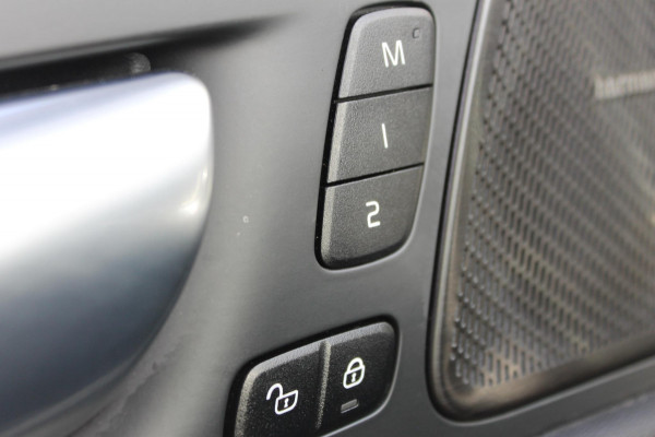 Volvo XC60 2.0 T6 Plug-in hybrid AWD Plus Dark Adaptieve cruise control / Panoramisch schuif-kanteldak / Lederen bekleding / 19" lm velgen / Google infotainment Volvo XC60 2.0 T6 Plug-in hybrid AWD Plus Dark Adaptieve cruise control / Panoramisch schuif-kanteldak / Lederen bekleding / 19" lm velgen / Google infotainment