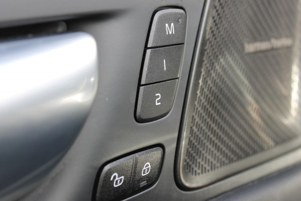 Volvo XC60 2.0 T6 Plug-in hybrid AWD Plus Dark Adaptieve cruise control / Panoramisch schuif-kanteldak / Lederen bekleding / 19" lm velgen / Google infotainment Volvo XC60 2.0 T6 Plug-in hybrid AWD Plus Dark Adaptieve cruise control / Panoramisch schuif-kanteldak / Lederen bekleding / 19" lm velgen / Google infotainment