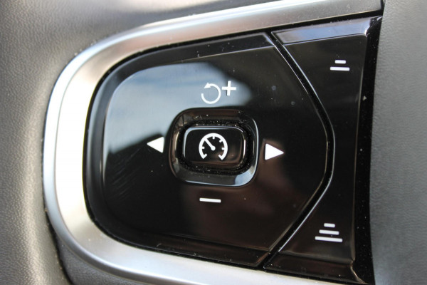 Volvo XC60 2.0 T6 Plug-in hybrid AWD Plus Dark Adaptieve cruise control / Panoramisch schuif-kanteldak / Lederen bekleding / 19" lm velgen / Google infotainment Volvo XC60 2.0 T6 Plug-in hybrid AWD Plus Dark Adaptieve cruise control / Panoramisch schuif-kanteldak / Lederen bekleding / 19" lm velgen / Google infotainment